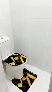 łazienka z toaletą z czarno-żółtym fotelem w obiekcie Casa Crespo w mieście Manila