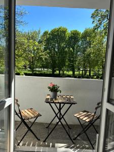 una mesa con 2 sillas y una maceta en un patio en Garden view top center apart en Sofía