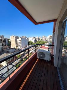 balcone con TV e vista sulla città di Fk Alojamientos Liniers a Buenos Aires
