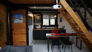una cocina con mesa en una casa pequeña en Pentalow Cabin, en Kocaeli