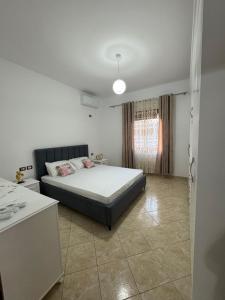 - une chambre avec un lit dans l'établissement Idili Historik i Kodrës, à Berat