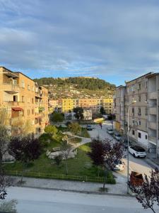 - une vue sur une ville avec des bâtiments et une rue dans l'établissement Idili Historik i Kodrës, à Berat