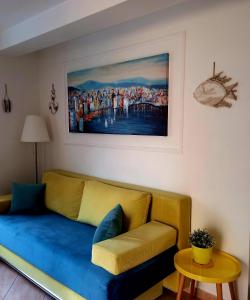 eine Couch in einem Wohnzimmer mit einem Gemälde an der Wand in der Unterkunft Apartment Megi in Supetar historical core in Supetar