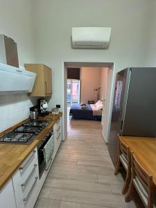 une cuisine avec une cuisinière et une cuisine avec un lit dans l'établissement Cosy Domy Apartments, à Naples