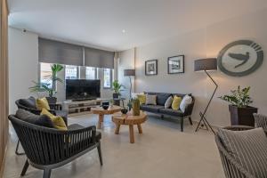 Телевизор и/или развлекательный центр в Lefkoniko Beach & Bay
