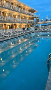 una gran piscina con sillas frente a un hotel en Diamond Crest Motel en Wildwood Crest
