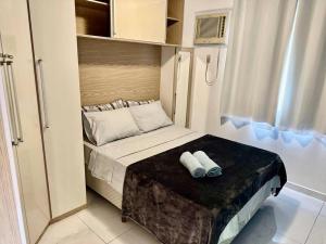 1 dormitorio pequeño con 1 cama con 2 toallas en Praia/Bonito/Ar cond/garagem, en Vitória