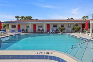 Bazén v ubytování Sun Island Motel nebo v jeho okolí