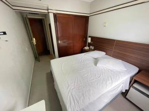 sypialnia z białym łóżkiem z drewnianym zagłówkiem w obiekcie Hotel The Time Berrini - A 200 metros do WTC w São Paulo