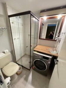 łazienka z prysznicem i pralką w obiekcie Hotel The Time Berrini - A 200 metros do WTC w São Paulo