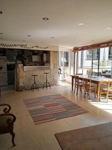 cocina y comedor con mesa y sillas en La maison des sources, en Hérouville-Saint-Clair