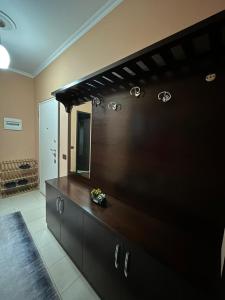een badkamer met een spiegel aan de muur bij Reka Apartment in Tirana