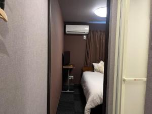 Habitación pequeña con cama y habitación con ventana en Biro Kyoto Nijo Hotel - Vacation STAY 41079v, en Kioto