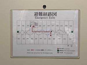 una señal con un diagrama de una base de emergencia; en Biro Kyoto Nijo Hotel - Vacation STAY 41079v, en Kioto