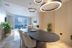 ドバイにあるFIVE Palm Luxury 1BR Apartment with Stunning Viewsの黒いテーブルと椅子のあるダイニングルーム +26枚の写真