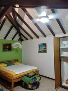 a bedroom with a bed and a ceiling with beams at Studio a Sainte Anne a 350 m de la plage avec piscine partagee jardin clos et wifi in Sainte-Anne