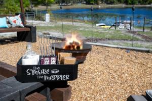 einen Grill mit einem Feuertopf im Hof in der Unterkunft Lakefront Escape-Hot Tub-FirePit-Rural Retreat in Melrose
