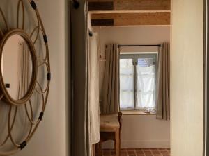 um espelho num quarto com uma janela em Maison Chemin, chambres d'hôtes à Amboise em Amboise