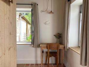 a small table in a room with a window at Maison Chemin, chambres d'hôtes à Amboise in Amboise