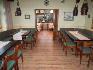 Ein Restaurant oder anderes Speiselokal in der Unterkunft Döhling's Gasthaus 