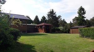 Zahrada ubytování U MARTUŚKI DOMKI POKOJE POD LASEM