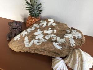duży kamień siedzący na ścianie obok ananasa w obiekcie Shimaotoya - Vacation STAY 39955v 
