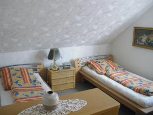 Ein Bett oder Betten in einem Zimmer der Unterkunft Wohnung Ruhland