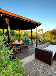 Peaceful guest suite with balcony views and garden setting室外花園