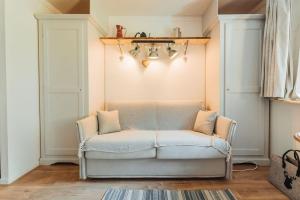 un sofá blanco sentado en una sala de estar en Alpes Bellevue furnished flat, en Les Houches