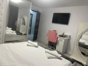 een hotelkamer met een bed en een spiegel bij Casa DAIANA in Moisei