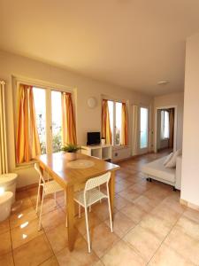 Fotografie z fotogalerie ubytování Nice apartments lake view & free parking v destinaci Pastrengo + 91 fotografií