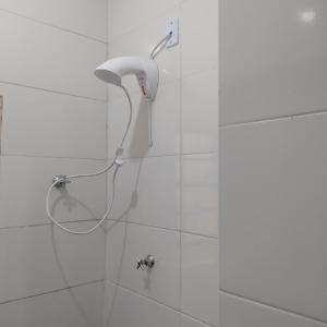 y baño con ducha con cabezal de ducha. en Prime Hostel, en São Bernardo do Campo
