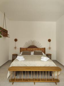 - une chambre avec un grand lit et 2 serviettes dans l'établissement MASSERIA BALSAMO, à Collemeto