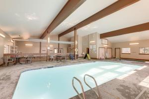 uma piscina interior num quarto grande com um tecto grande em Picturesque Mt Spokane Condo Near Skiing and Biking! em Mead