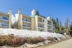 um prédio de apartamentos com neve em frente em Picturesque Mt Spokane Condo Near Skiing and Biking! em Mead