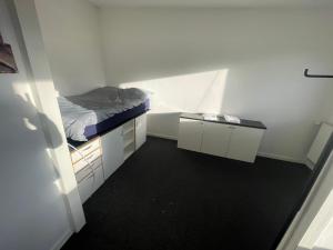 Airport Room في كوبنهاغن: غرفة صغيرة بها سرير ومكتب