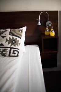 1 dormitorio con cama y mesita de noche con lámpara en Castle House Inn en Estocolmo