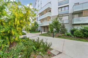 an apartment building with a garden in front of it at Le Lumina - 6 pers - Proche Orly - Jardin in Rungis
