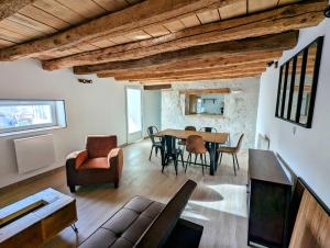 ein Wohnzimmer mit Tisch und Stühlen in der Unterkunft Charmante maison 6 pers, proche Loire à vélo in Suèvres