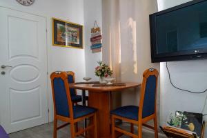 TV a/nebo společenská místnost v ubytování Vila apartment Astorija 2