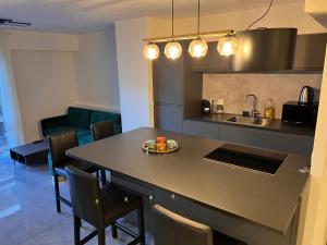Ett kök eller pentry på Les Arènes - Cannes centre, Charmant 2 pièces récemment rénové de 45 m2 avec sa terrasse de 10 m2