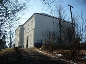 un gran edificio blanco en la cima de una colina en Budova U dvojice, en Nové Město na Moravě