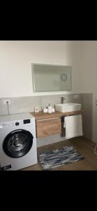 ein Badezimmer mit einer Waschmaschine und einem Waschbecken in der Unterkunft Villa Vittoria in Trappeto