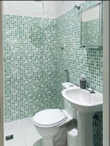 ein Badezimmer mit einem weißen WC und einem Waschbecken in der Unterkunft Pousada Panorama Cipo in Santana do Riacho