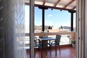 een tafel en stoelen op een balkon met uitzicht bij Our Happy Place Maisonette in Kavala