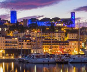 un grupo de barcos atracados en un puerto por la noche en Les Arènes - Cannes centre, Charmant 2 pièces récemment rénové de 45 m2 avec sa terrasse de 10 m2, en Cannes