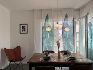 uma sala de jantar com uma mesa e cadeiras e uma janela em Ca' D'Amore em Treviso