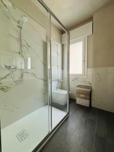 uma casa de banho com um chuveiro, uma banheira e um lavatório. em Ca' D'Amore em Treviso