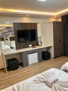 イスタンブールにあるBonita Hotelのベッド1台、薄型テレビが備わるホテルルームです。