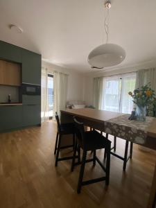 a kitchen and dining room with a table and chairs at Apartman s terasou, v novostavbe in Prague